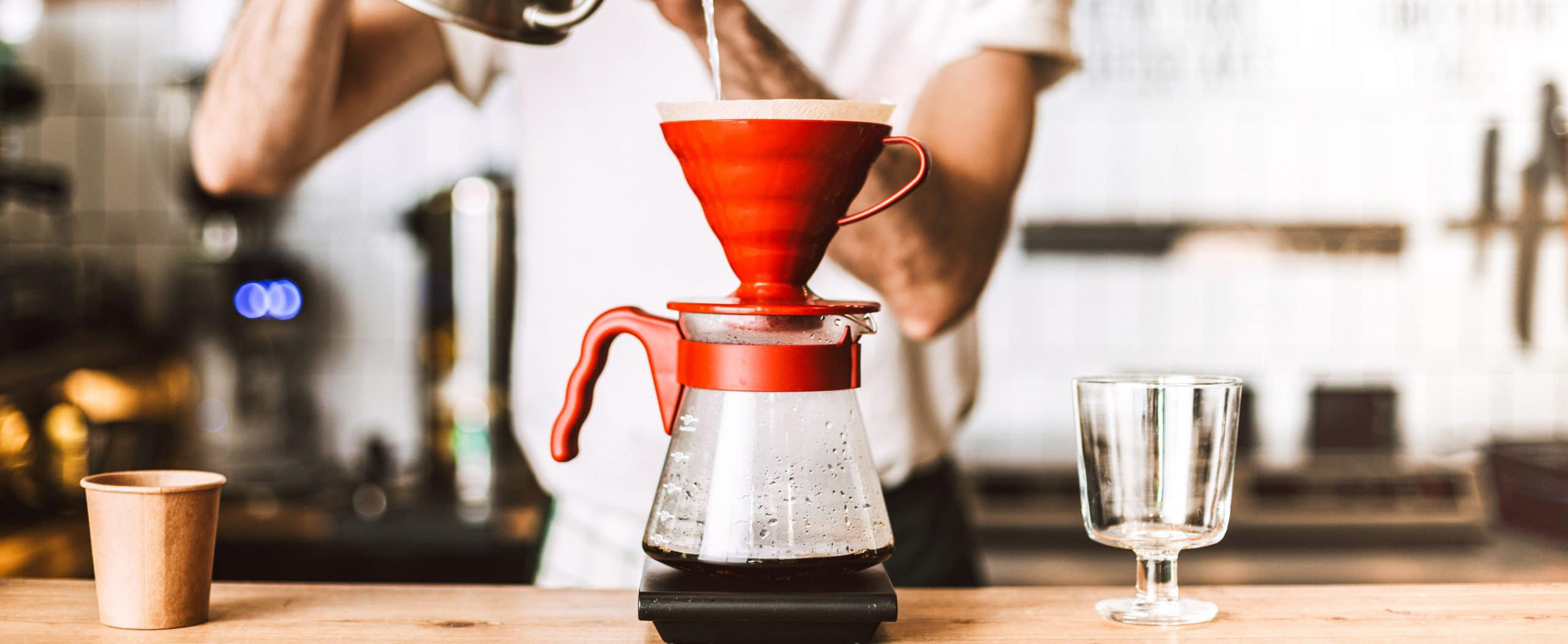 روش دم کردن قهوه V60: راهنمای کامل برای دم اوری قهوه و استخراج بهترین عطر و طعم قهوه