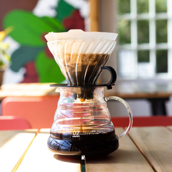 روش دم کردن قهوه V60: راهنمای کامل برای دم اوری قهوه و استخراج بهترین عطر و طعم قهوه